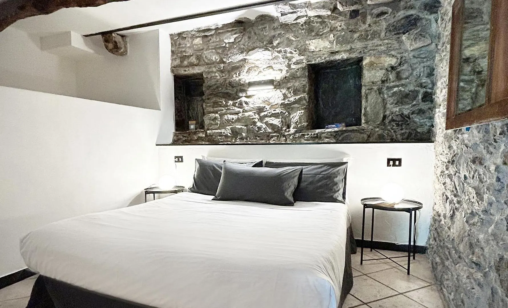 Pietra Azzurra, Newly Renovated Apartment Corniglia