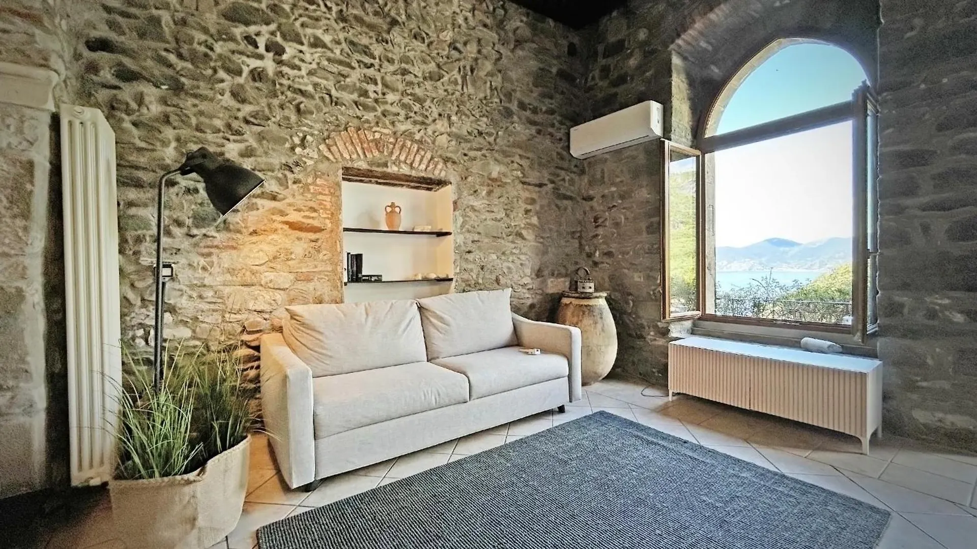 Pietra Azzurra, Newly Renovated Apartment Corniglia