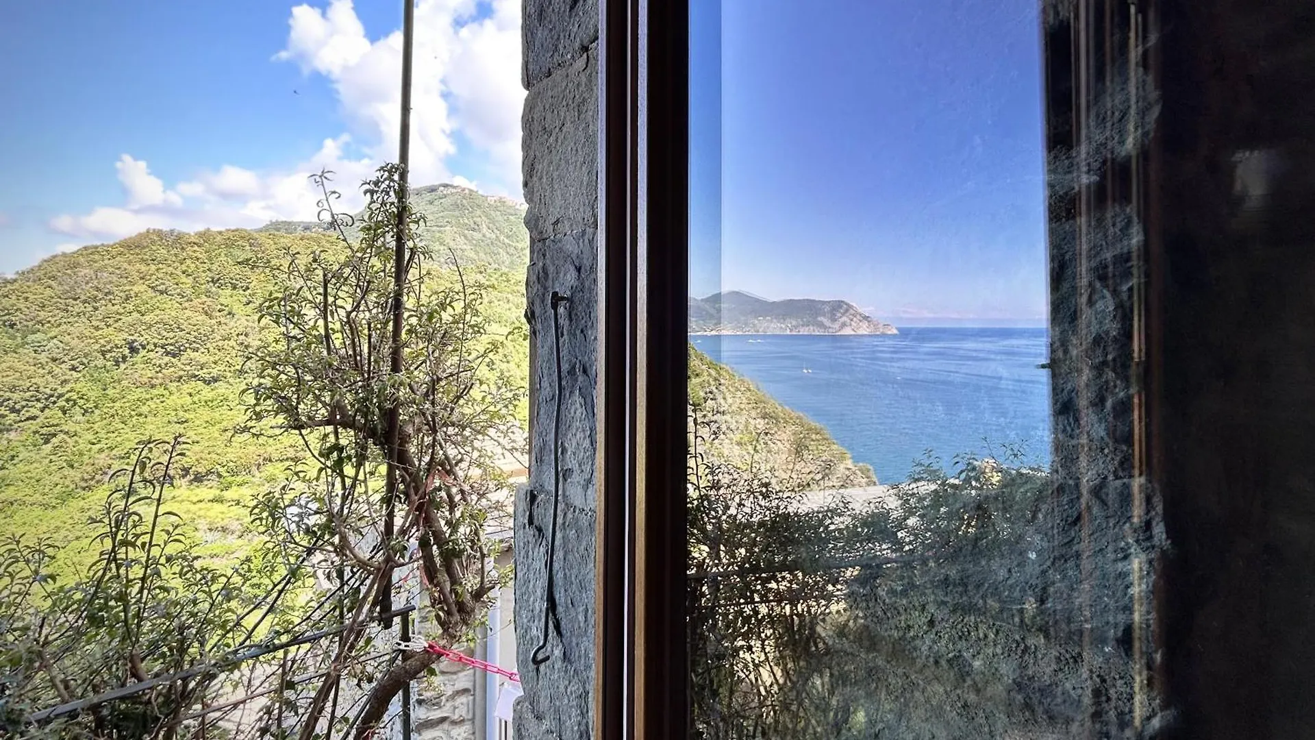 Pietra Azzurra, Newly Renovated Apartment Corniglia